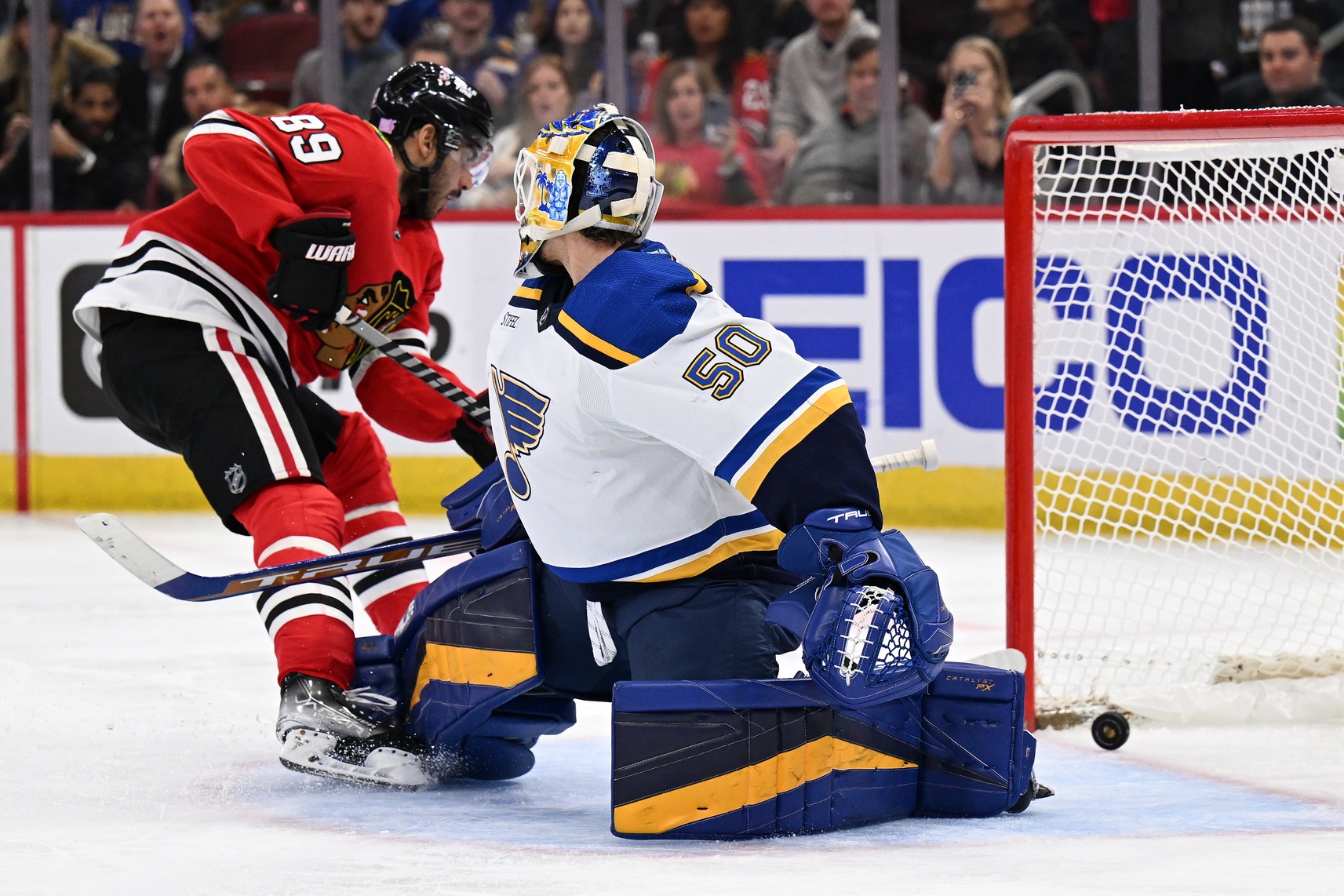 Jordan Binnington stretches out for terrific save to secure Blues